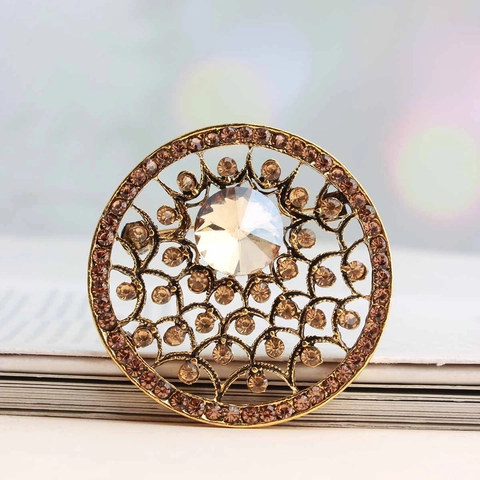 French Baroque Vintage Round Hollow Alloy Crystal Brooch For Women Elegant Rhinestone Floral Corset Pin Wedding Banquet Accessory