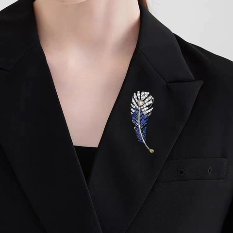 Spilla a Piuma di Lusso Micro Zirconia Rame Placcato Oro Vero Blu Bianco Strass Elegante Pin per Vestito Donna Gioielli