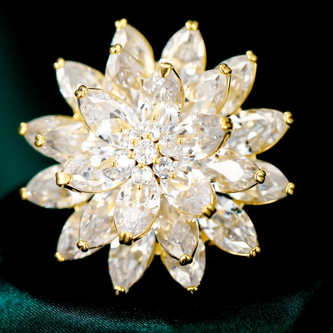 Eleganter Dreischichtiger Schneelotus-Brosche Für Damen Vergoldetes Kupfer Marquise-Schliff Zirkonia Blumen-Korsage Schmuck