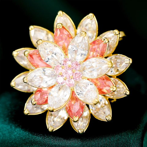 Eleganter Dreischichtiger Schneelotus-Brosche Für Damen Vergoldetes Kupfer Marquise-Schliff Zirkonia Blumen-Korsage Schmuck
