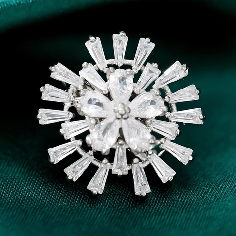 Exquisito Broche de Cobre con Zirconia en Forma de Copo de Nieve y Margarita para Mujer Mini Alfiler de Cuello Versátil Estilo Coreano