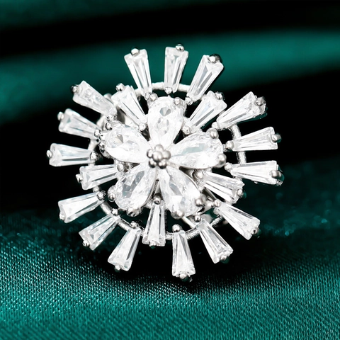 Exquisito Broche de Cobre con Zirconia en Forma de Copo de Nieve y Margarita para Mujer Mini Alfiler de Cuello Versátil Estilo Coreano