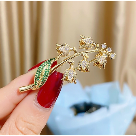 Elegante Spilla Mughetto per Donna Rame Placcato Oro Vero con Zirconia Sintetica Verde Bianca Gioielli Floreali Regalo