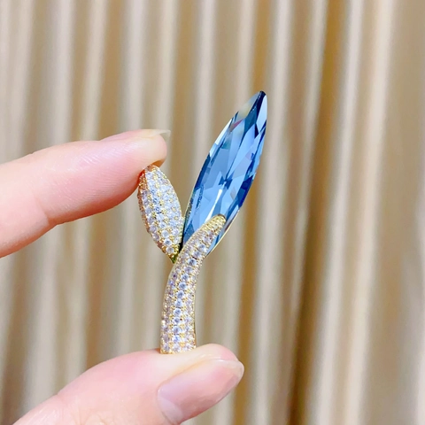 Eleganter Kupfer Blaue Kristall Blatt Brosche Für Damen High-End Light Luxury Strass Zirkonia Anstecknadel Botanischer Schmuck