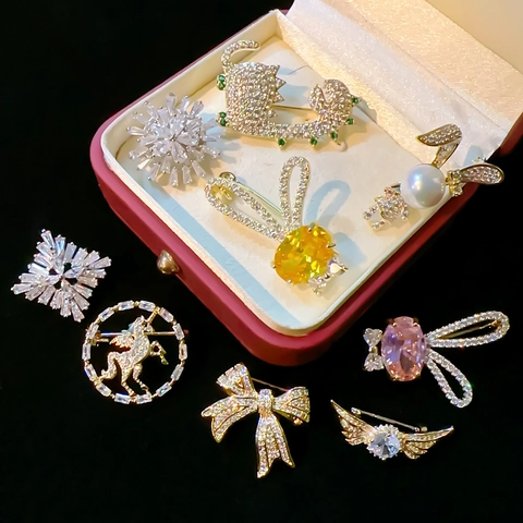 Broche en Cuivre Zircone Élégante pour Femmes Hommes Plaqué Or Argent Lapin Dinosaure Licorne Nœud Flocon de Neige Bijoux Animaux