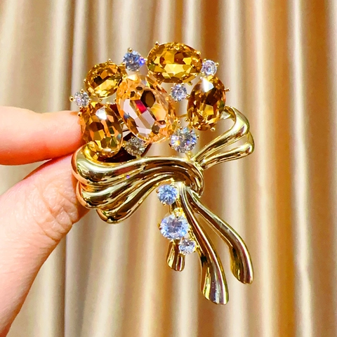 Elegant Gold Plated Copper Ribbon Brooch Amber Oval Crystals And Clear Rhinestones Women Wedding Banquet Fashion Jewelry