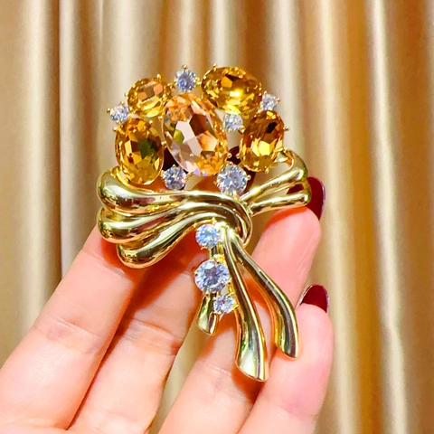 Elegant Gold Plated Copper Ribbon Brooch Amber Oval Crystals And Clear Rhinestones Women Wedding Banquet Fashion Jewelry