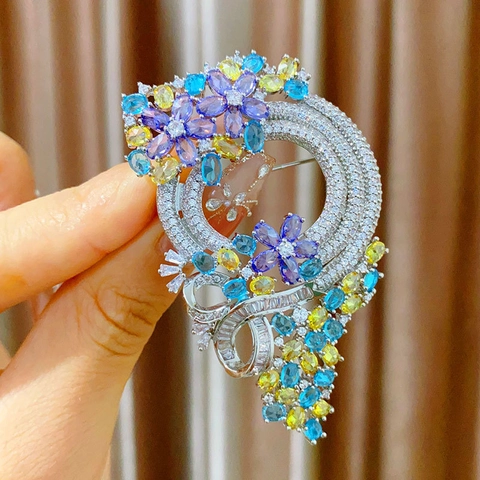 Lussuosa Spilla a Corona di Fiori in Rame e Zirconia Per Donna Elegante Camelia Colorata Accessori Per Abiti e Completi