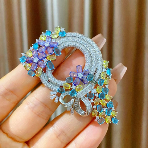 Lussuosa Spilla a Corona di Fiori in Rame e Zirconia Per Donna Elegante Camelia Colorata Accessori Per Abiti e Completi