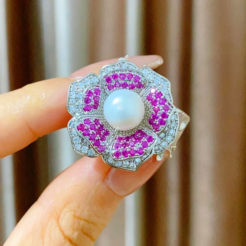 Broche Magnético de Flor de Camelia para Mujer Perla Natural Zirconia Incrustada Cobre Plateado Clip de Cárdigan Joyería Regalo