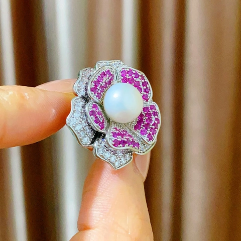 Broche Magnético de Flor de Camelia para Mujer Perla Natural Zirconia Incrustada Cobre Plateado Clip de Cárdigan Joyería Regalo