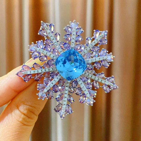 Lussuosa Spilla a Fiocco di Neve in Cristallo Blu Viola Rame Placcato Argento Zirconia per Abiti Cappotti Donna Uomo Gioielli