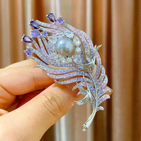 Vintage Luxury Feather Brooch Pin Copper Micro-set Purple Zircon Grey Pearl Peacock Feather Lapel Pin For Coat Party Jewelry