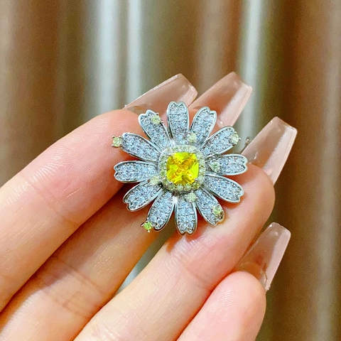 Elegante Broche Magnético de Margarita de Cobre con Zirconia y Piedra Amarilla Cuadrada para Mujer Joyería de Boda