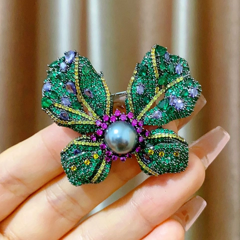 Elegante Broche de Mariposa de Zircón Micro-Incrustado Con Perla Artificial Gris Grande Piedra Multicolor Alfiler de Cobre para Accesorios de Ropa Mujer