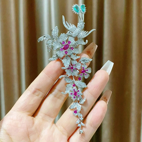 Elegante Ekster Bloem Kwastje Broche Koper Zirkonia Ingelegd Rood Groen Edelstein Pin Sieraden Voor Vrouwen Banket Bruiloft
