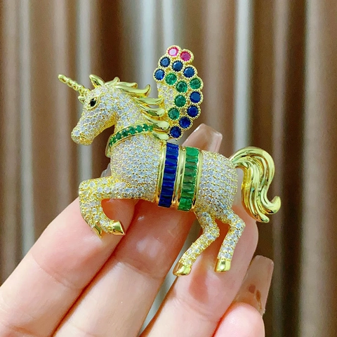 Luxus Vergoldete Kupfer Brosche Voll Bunte Zirkonia Einhorn Design Exquisite Tier Anstecknadel Für Hochzeit Bankett Damen Schmuck
