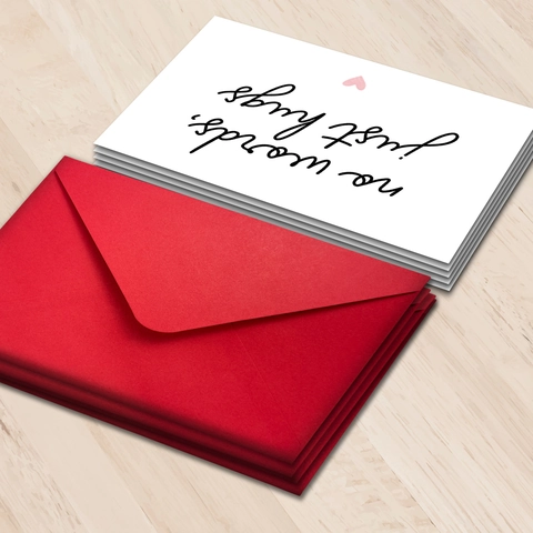 Minimalistische Grußkarten-Set Mit Hugs Zitat Rotem Umschlag Herzmuster Weißem Karton Schreibwaren Für Freundschaft Mitgefühl Unterstützung