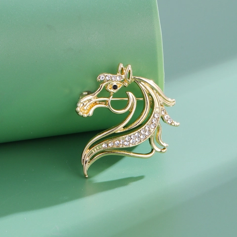 Broche Tête de Cheval Ajourée Vintage en Alliage Incrustée de Strass pour Hommes Femmes Accessoire de Vêtement de Mode Bijoux Cadeau