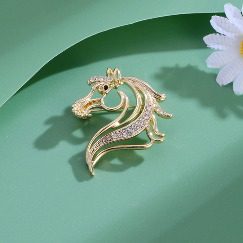 Broche Tête de Cheval Ajourée Vintage en Alliage Incrustée de Strass pour Hommes Femmes Accessoire de Vêtement de Mode Bijoux Cadeau