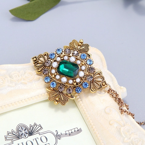 Vintage Baroque Zinc Alloy Rhinestone Double Connected Chain Brooch Pin Court Style Antique Gold Emerald Green Floral Brooch For Suits Unisex Wedding Jewelry Gift