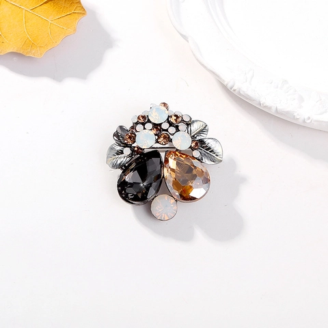 Vintage Waterdrop Crystal Leaf Brooch Alloy Rhinestone Elegant Flower Pin For Women Banquet Party Dress Accessories