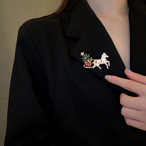 Vintage Legierung Emaille Weihnachts Brosche Weißes Pferd Schlitten Weihnachtsbaum Strass Eingelegt Festliches Urlaubs Zubehör Für Damen Geschenk