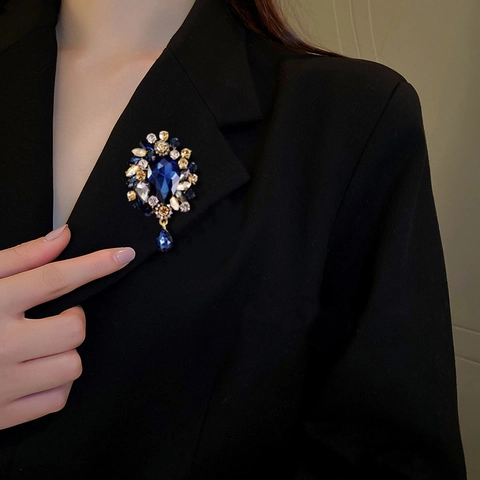 Vintage Luxury Alloy Crystal Flower Brooch With Water Drop Pendant Rhinestone Corsage Pin For Women Party Wedding Jewelry