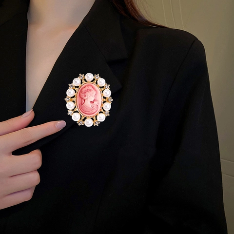 Vintage Victoria Cameo Brooch With Pearl Rhinestone Alloy Female Profile Corsage Pin For Women Coat Wedding Banquet Jewelry Gift