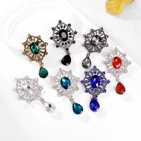 Vintage Baroque Alloy Rhinestone Flower Brooch With Water Drop Pendant Elegant Palace Style Pin Jewelry For Women Party Wedding