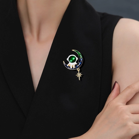 Cartoon Astronaut Moon Alloy Brooch Enamel Drip Oil Star Pendant Rhinestone Lapel Pin For Clothes Space Jewelry Gift