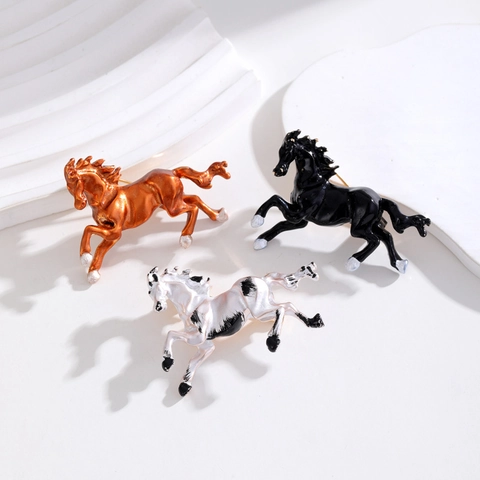 Vintage Zinc Alloy Running Horse Enamel Brooch Animal Shape Electroplated Metal Pin For Women Men Daily Banquet Accessories