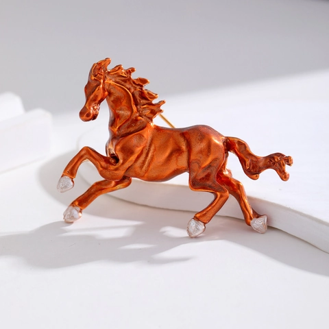 Vintage Zinc Alloy Running Horse Enamel Brooch Animal Shape Electroplated Metal Pin For Women Men Daily Banquet Accessories