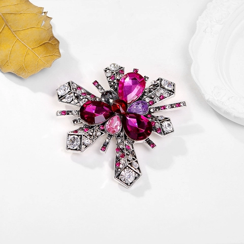 Vintage Alloy Crystal Brooch Luxurious Floral Rhinestone Pin For Women Suit Sweater Accessory Banquet Jewelry