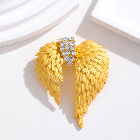 Vintage Alloy Angel Wing Brooch For Women Elegant 18K Gold Plated Rhinestone Feather Corset Suit Pin Jewelry Accessory