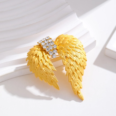 Vintage Alloy Angel Wing Brooch For Women Elegant 18K Gold Plated Rhinestone Feather Corset Suit Pin Jewelry Accessory