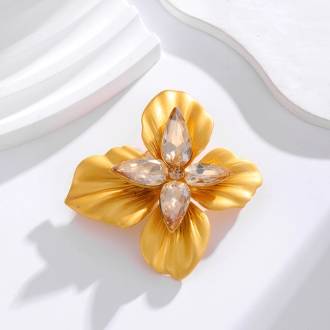 Vintage Matte Gold Flower Brooch With Rhinestone Crystal For Women Luxury Alloy Clover Camellia Floral Corset Pin Jewelry