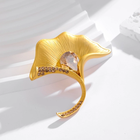 Vintage Alloy Ginkgo Leaf Brooch Elegant Crystal Rhinestone Pin High End Luxury Accessory For Women Wedding Party Jewelry