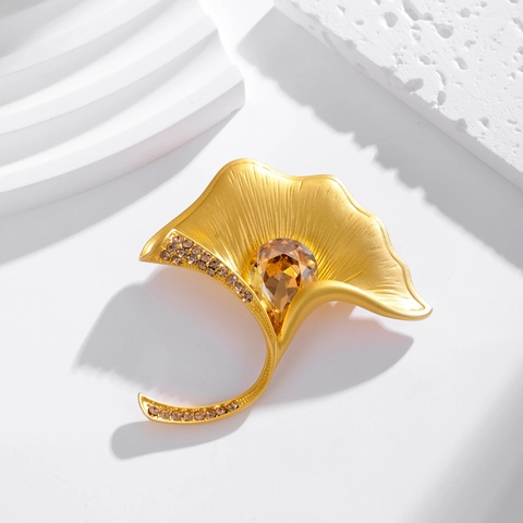 Vintage Alloy Ginkgo Leaf Brooch Elegant Crystal Rhinestone Pin High End Luxury Accessory For Women Wedding Party Jewelry