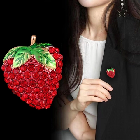 Broche Fraise en Alliage de Luxe avec Strass Forme de Fruit Épinglette en Émail pour Femmes Bijoux Décoration de Vêtements Cadeau