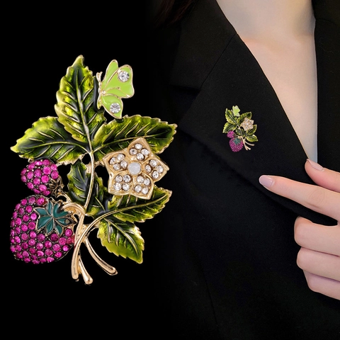 Vintage Zinc Alloy Strawberry Brooch With Rhinestone Enamel Butterfly Flower Leaf Pin For Women Luxury Fashion Fruit Jewelry