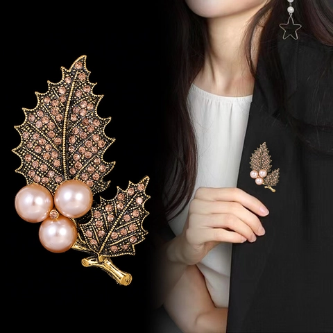 Vintage Legierung Stechpalmenblatt Brosche Mit Rosa Kunstperle Und Strass Eleganter Goldfarbener Blumen Pin Damen Weihnachtsschmuck