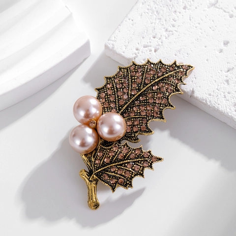Vintage Legierung Stechpalmenblatt Brosche Mit Rosa Kunstperle Und Strass Eleganter Goldfarbener Blumen Pin Damen Weihnachtsschmuck