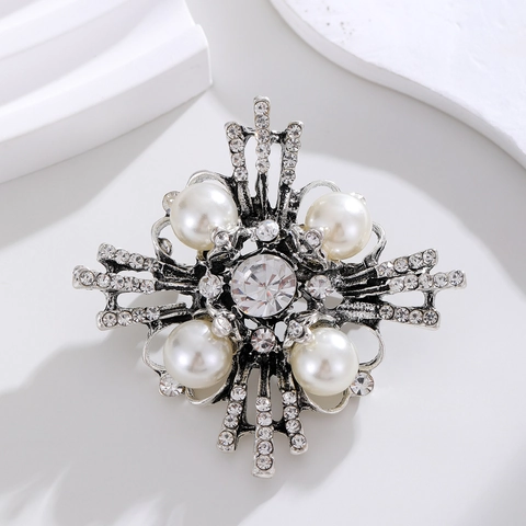 Vintage Legering Kruis Brosje Met Witte Nep Kunstparels En Strass Barok Paleisstijl Zilveren Pin Voor Dames Jas Sieraden