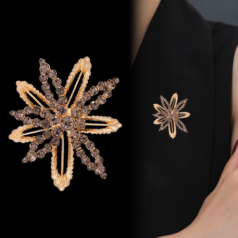 Vintage Legierung Strass Blume Brosche Pin Elegante Gold Kamelie Schneeflocke Brosche Für Damen Hochzeit Bankett Schmuck