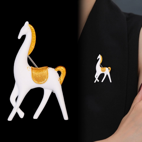 Vintage Zinc Alloy Horse Brooch For Men Women Matte Black White Gold Plated Animal Badge Suit Dress Jewelry Accessory Gift