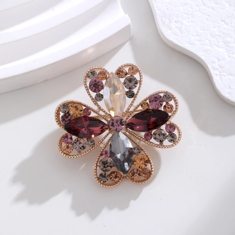 Vintage Four-Leaf Clover Brooch For Women Alloy Rhinestone Hollow Flower Pin Gold Plated Crystal Corsage Party Jewelry