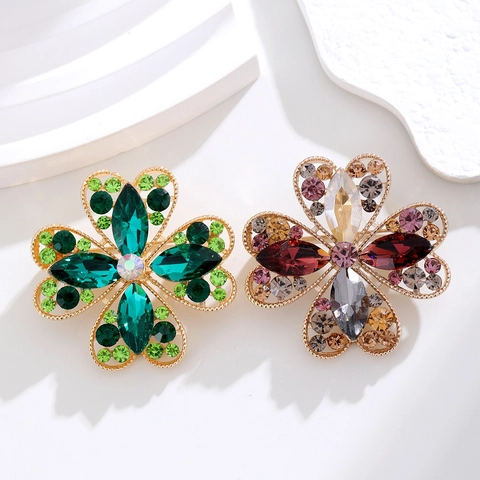 Vintage Four-Leaf Clover Brooch For Women Alloy Rhinestone Hollow Flower Pin Gold Plated Crystal Corsage Party Jewelry