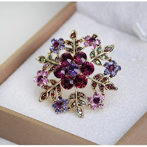 Vintage Alloy Rhinestone Snowflake Brooch For Women Elegant Floral Pin For Suit Cardigan Fashion Jewelry Accessory Gift