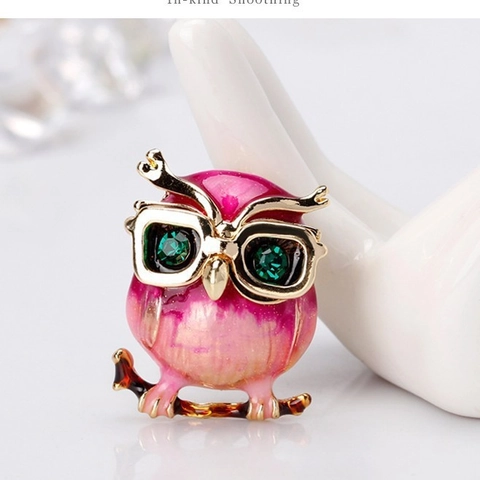 Spilla Gufo Cartone Animato Con Occhiali Occhi Di Strass Verdi Smalto Lega Di Zinco Rosa Viola Spilla Animale Gioielli Regalo